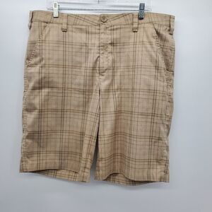 Under Armour flat front tan quick dry plaid athletic shorts men's size 38